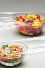 Ensaladas cubiertas con plastico
