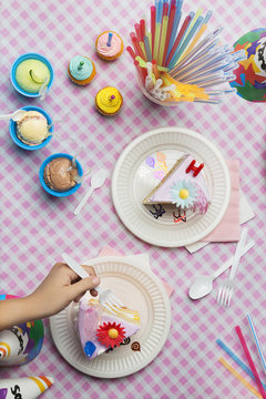 Mesa de fiesta con pastel