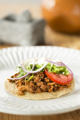 Tostada de chilorio de res