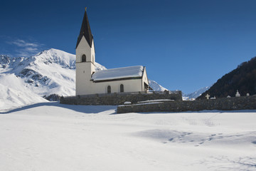 Winterlandschaft mit Kirche im Langtauferer Tal, Vinschgau, Südtirol, Italien