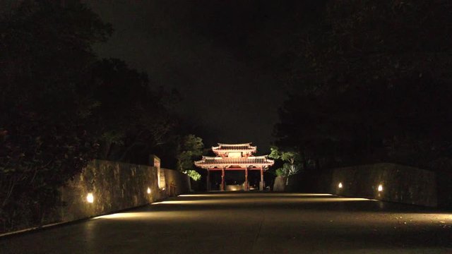 ライトアップされた守礼門