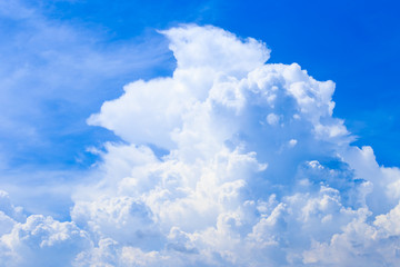 Fototapeta na wymiar Cloudscape of summer blue sky background and white clouds in sunny day (with cloud space)