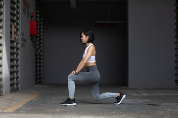 Young woman in a lunge - obrazy, fototapety, plakaty