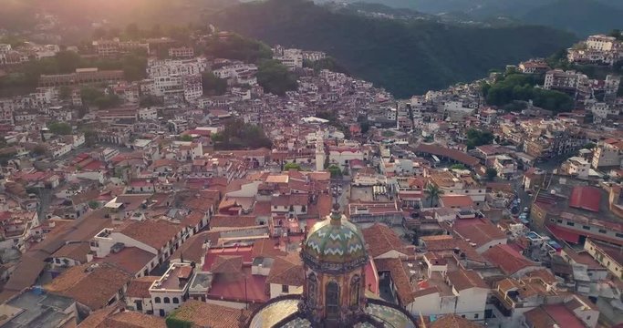 La Iglesia de Santa Priasca en Taxco de Alarc&oacute;n tomada durante las primeras horas de la ma&ntilde;ana