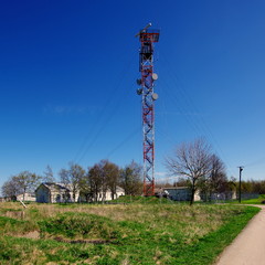 Maszt telekomunikacyjny z zamontowanymi antenami na estońskim wybrzeżu