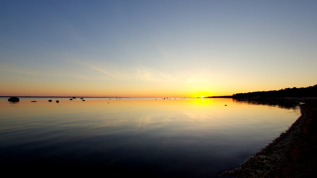 Fototapeta Piękny zachód słońca nad bałtyckim morzem, przy niebiańskiej plaży