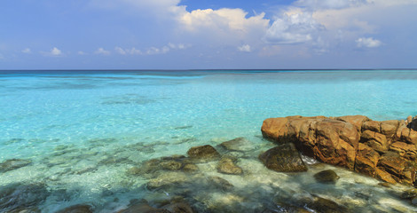 Fototapeta premium Rock In Blue Ocean On The White Beach.