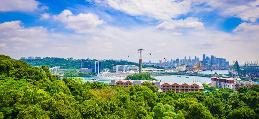 Fototapeta premium Koncepcja podróży Singapur / Panoramiczny krajobraz portu w Singapurze i kolejek linowych. W tle statek wycieczkowy. Punkt widokowy wyspy Sentosa.