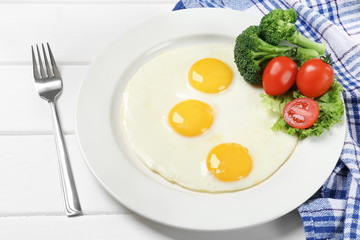  fried eggs with vegetables