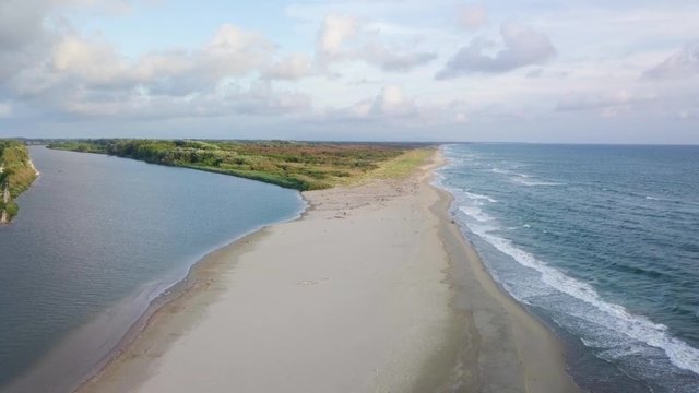 Vista aerea del fiume che sfocia a estuario nel mare Mediterraneo