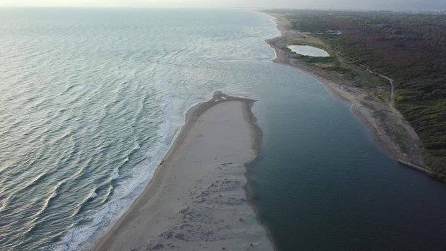 Vista aerea del fiume che sfocia a estuario nel mare Mediterraneo