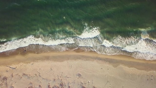 Oceano tempestoso vista aerea. Onde che si infrangono sulla costa sabbiosa