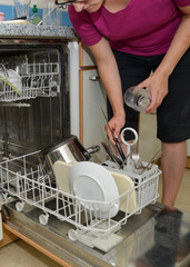 Spülautomat wird von Frau eingeäumt