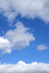 Weiße Wolken vor blauen Himmel, Hintergrund