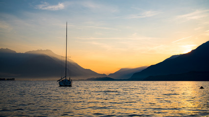 Sonnenaufgang am Comer see mit Boot