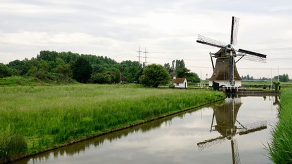 Windm&uuml;hlen in den Niederlanden, Landschaft mit Windm&uuml;hlen 