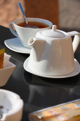 servizio di tazza di the con teiera di porcellana