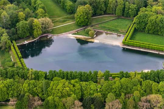 photo aérienne des jardins du château de Villarceaux à l'ouest de Paris
