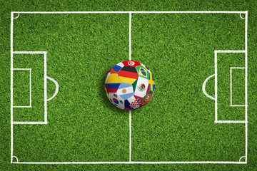 Fußball mit Länderflaggen auf dem Rasen / Spielfeld
