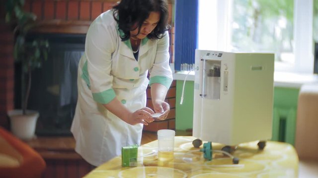 Woman make oxygen cocktail with device for oxygen scum. Oxygen cocktail for woman. Woman make oxygen cocktail with device for oxy scum