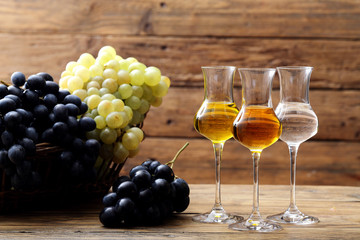 distillato di uva bicchiere su sfondo rustico - 208365983