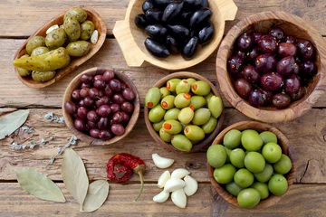 Deurstickers Voorgerecht  olive miste su sfondo rustico