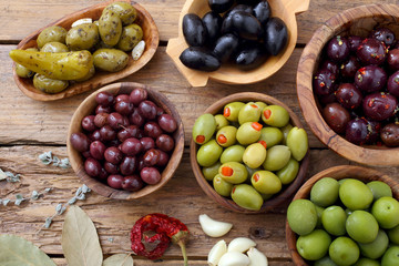 olives mélangées sur fond rustique