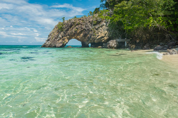 Fototapeta premium Beautiful island and Stone arch scenic in Koh khai, Satun Province, the southern of Thailand