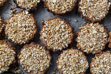 Cakes on a spacing in large quantities.