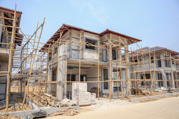 Fototapeta na wymiar house under construction with autoclaved aerated concrete block structure at building site