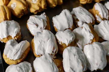 Cakes on a spacing in large quantities.