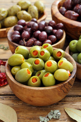  olive miste su sfondo rustico