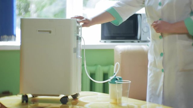 Woman make oxygen cocktail with device for oxygen scum. Oxygen cocktail for woman. Woman make oxygen cocktail with device for oxy scum