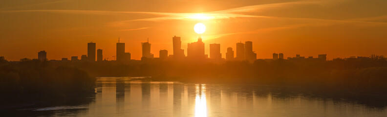 Panorama Warszawy na tle zachodzącego słońca