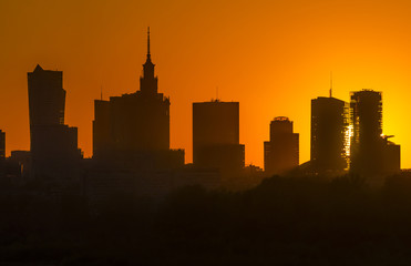 Fototapeta na wymiar Wieżowce na tle zachodzącego słońca