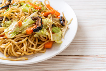 stir-fried yakisoba noodle with vegetable