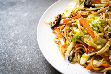 stir-fried yakisoba noodle with vegetable