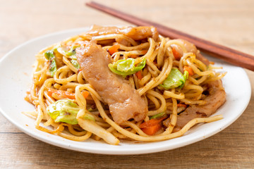 stir-fried yakisoba noodle with pork