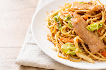 stir-fried yakisoba noodle with pork