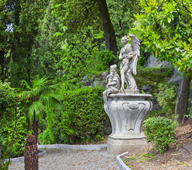 Obraz premium Schöne Statue im Park der Villa Monastero am Comer See