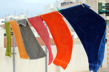 Conjunto de toallas de varios colores tendidas y ondeando al viento