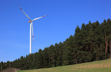 Fototapeta na wymiar Windgenerator in einem Waldgebiet, Bayern, Deutschland