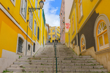 Fototapeta na wymiar Rue typique de Lisbonne avec ces immeubles jaunes