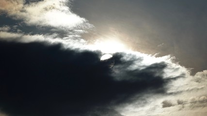 Wolken schieben sich vor die Sonne, Sonnenstrahlkraft durch die Wolken