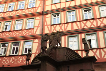 Blickwinkel in der Wertheimer Altstadt am Engelsbrunnen