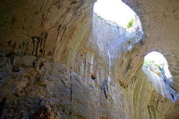 Light from the eyes of the cave of the cave 1