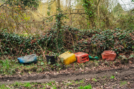 Wilde M&uuml;llkippe alte Plastikkanister in der Natur - Wild dump old plastic cans in nature
