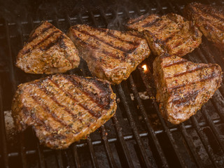 Saftige Rindersteaks auf Gasgrill 