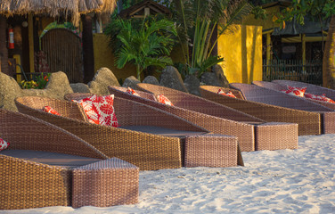 Obraz premium Deck chairs in shape of heart on the beach
