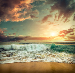 Obrazy na Szkle  Piękny widok na tropikalne morze pod zachodem słońca na plaży Sri Lankiin